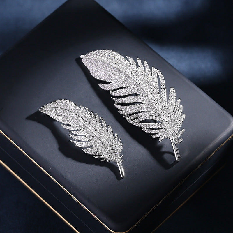 Elegant fashion temperament high-end clothing multi-purpose anti-light fixed clothes pin with zircon feather brooch