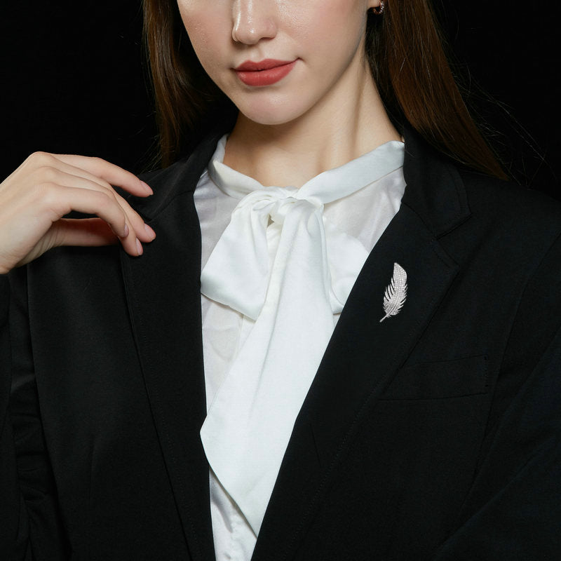 Elegant fashion temperament high-end clothing multi-purpose anti-light fixed clothes pin with zircon feather brooch