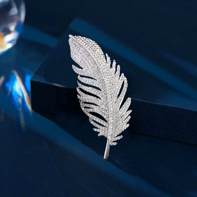 Elegant fashion temperament high-end clothing multi-purpose anti-light fixed clothes pin with zircon feather brooch
