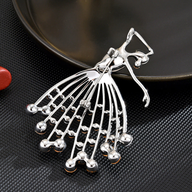 New design sense, elegant temperament, exquisite luxury, sweet and fresh dancer brooch, anti-light accessories, one piece of hair generation
