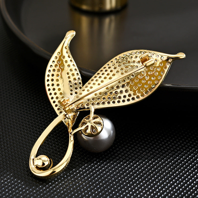 Light luxury copper micro-inlaid zircon caramel gray pearl leaf brooch brooch brooch anti-light buckle light luxury high-end brooch hair